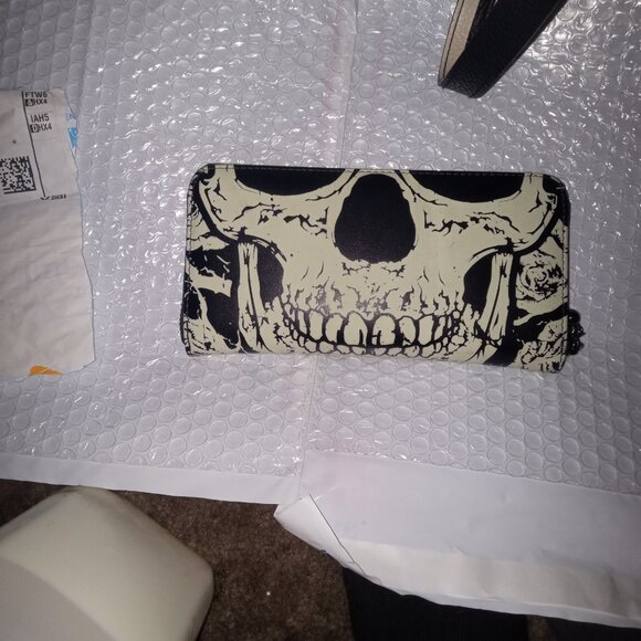 Brand new skull wallet with tags - Picture 1 of 2